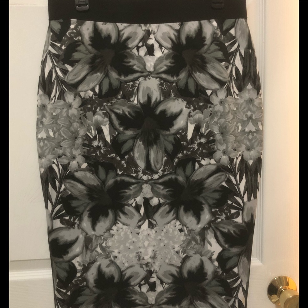 Black & White Floral Bodycon Skirt Size L Perfect